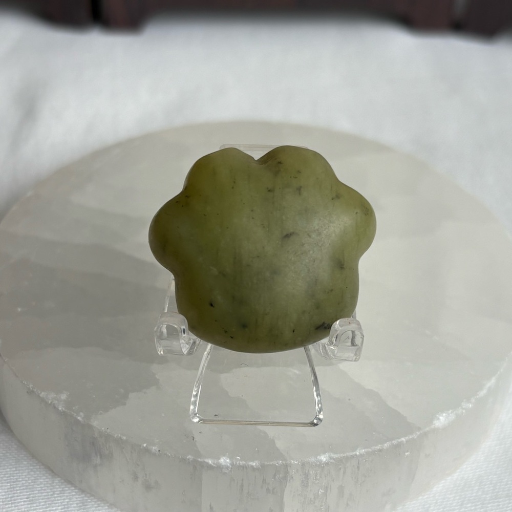 Serpentine jade crystal paw carving - Picture 2 of 2